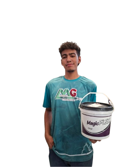 Asesor de MG con un envase de impermeabilizante MagicFlex