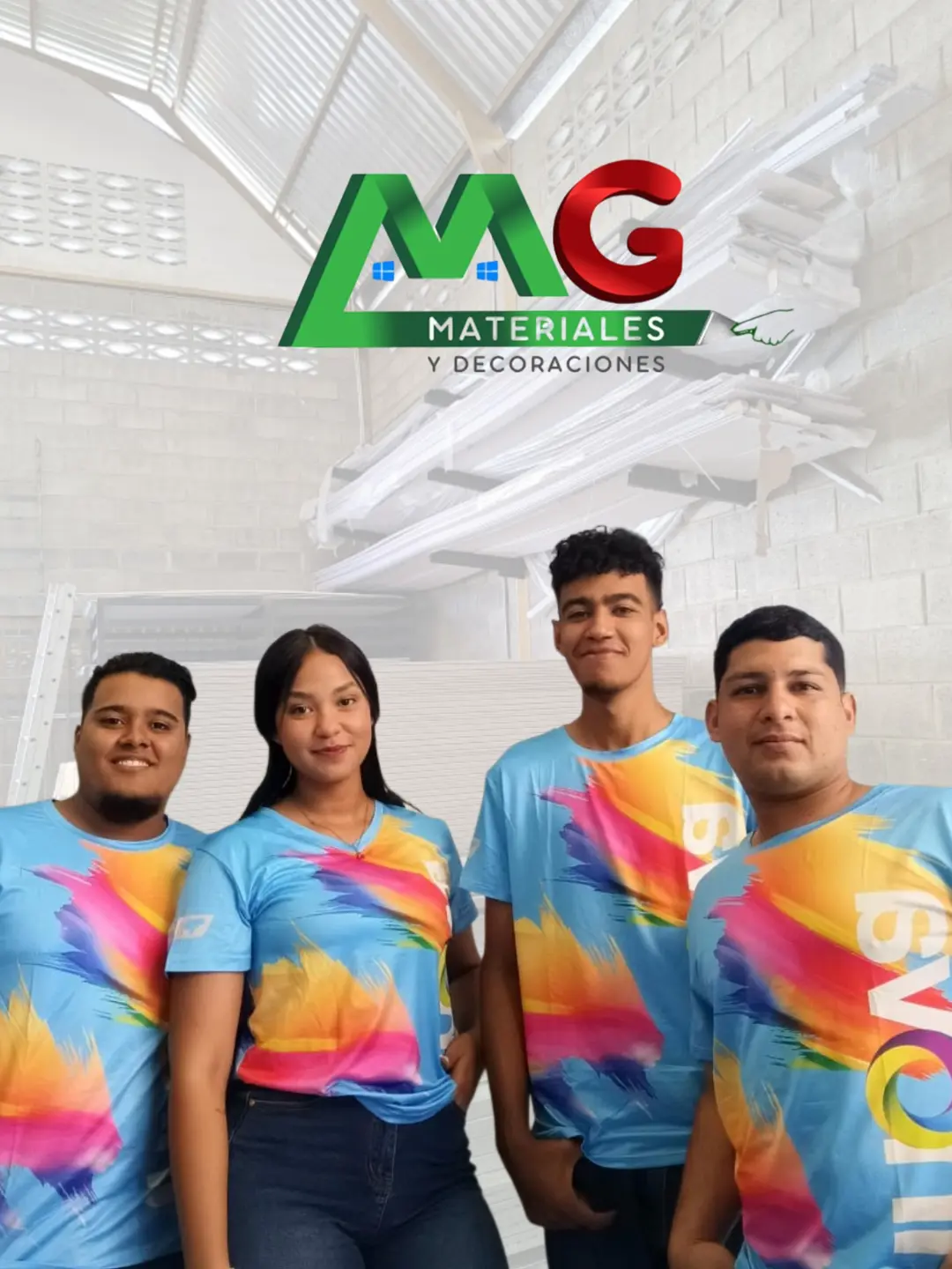 El equipo de Materiales y Decoraciones MG en la tienda, con láminas y perfilería al fondo
